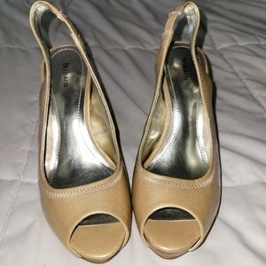 Platform heals in nude, size 7